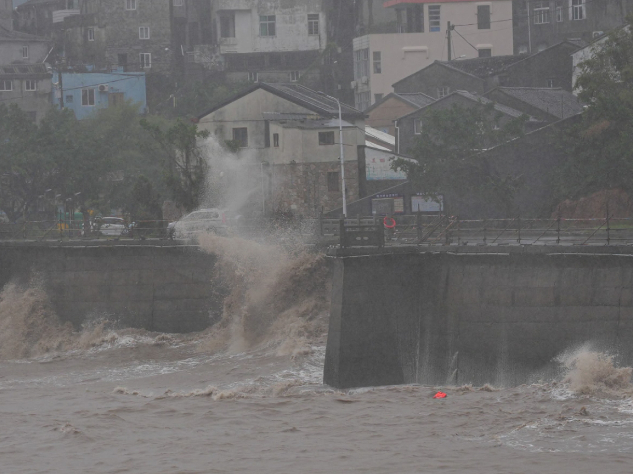 風暴下海浪昨日拍打浙江玉環市坎門街道東沙社區的情況。（新華社資料圖片）