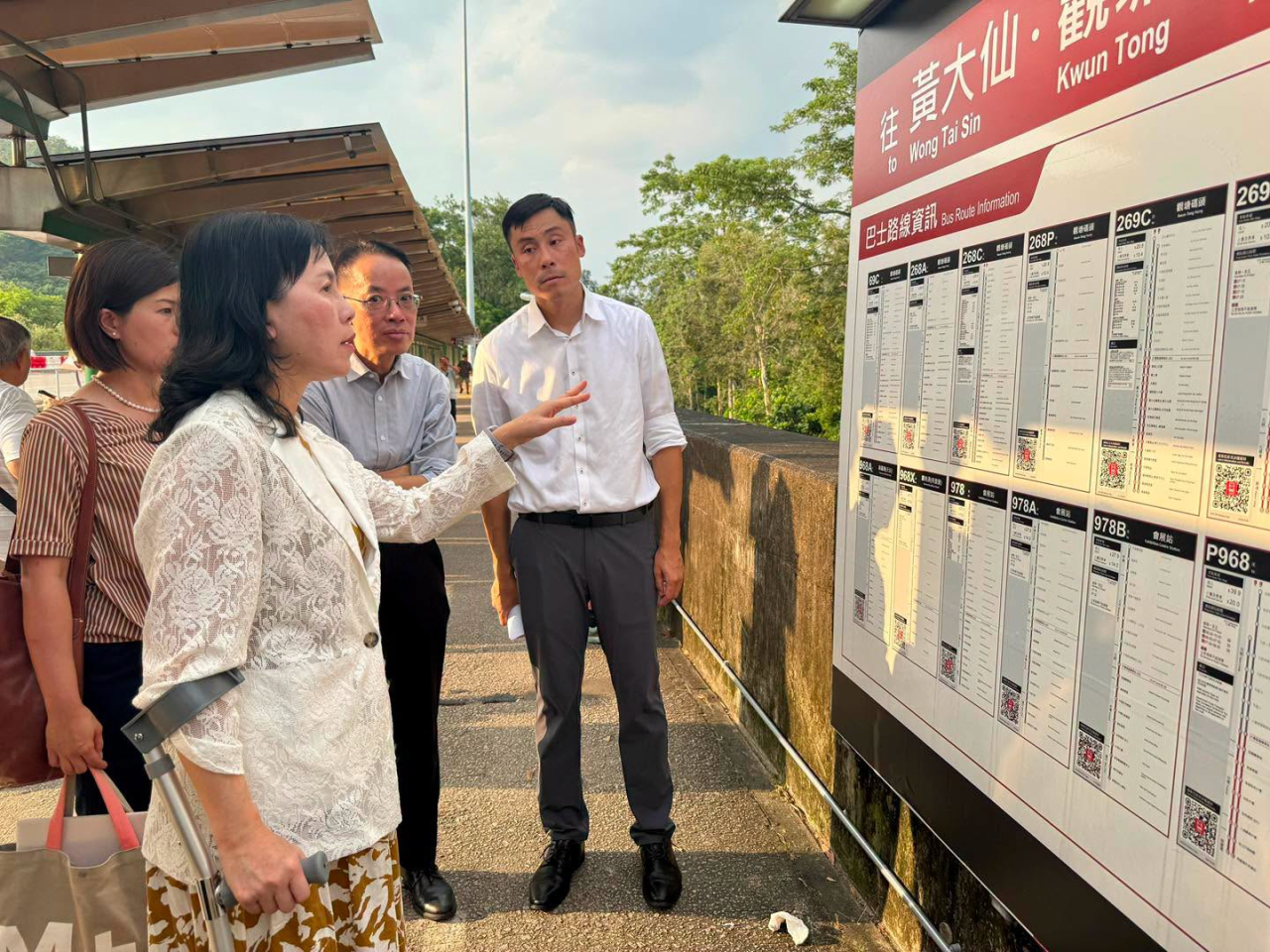 陳美寶在運輸署及九巴代表陪同下到訪大欖隧道轉車站。（運輸及物流局社交專頁）