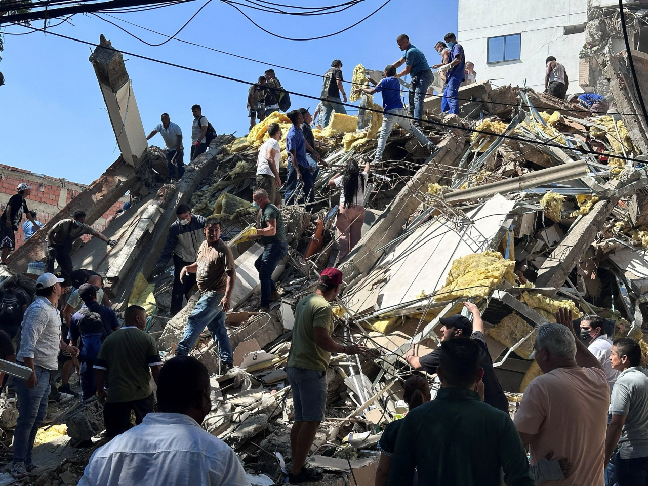 Residents dig through the debris of a collapsed building after the 7.4 earthquake, in Cali, Colombia. Photo: Reuters