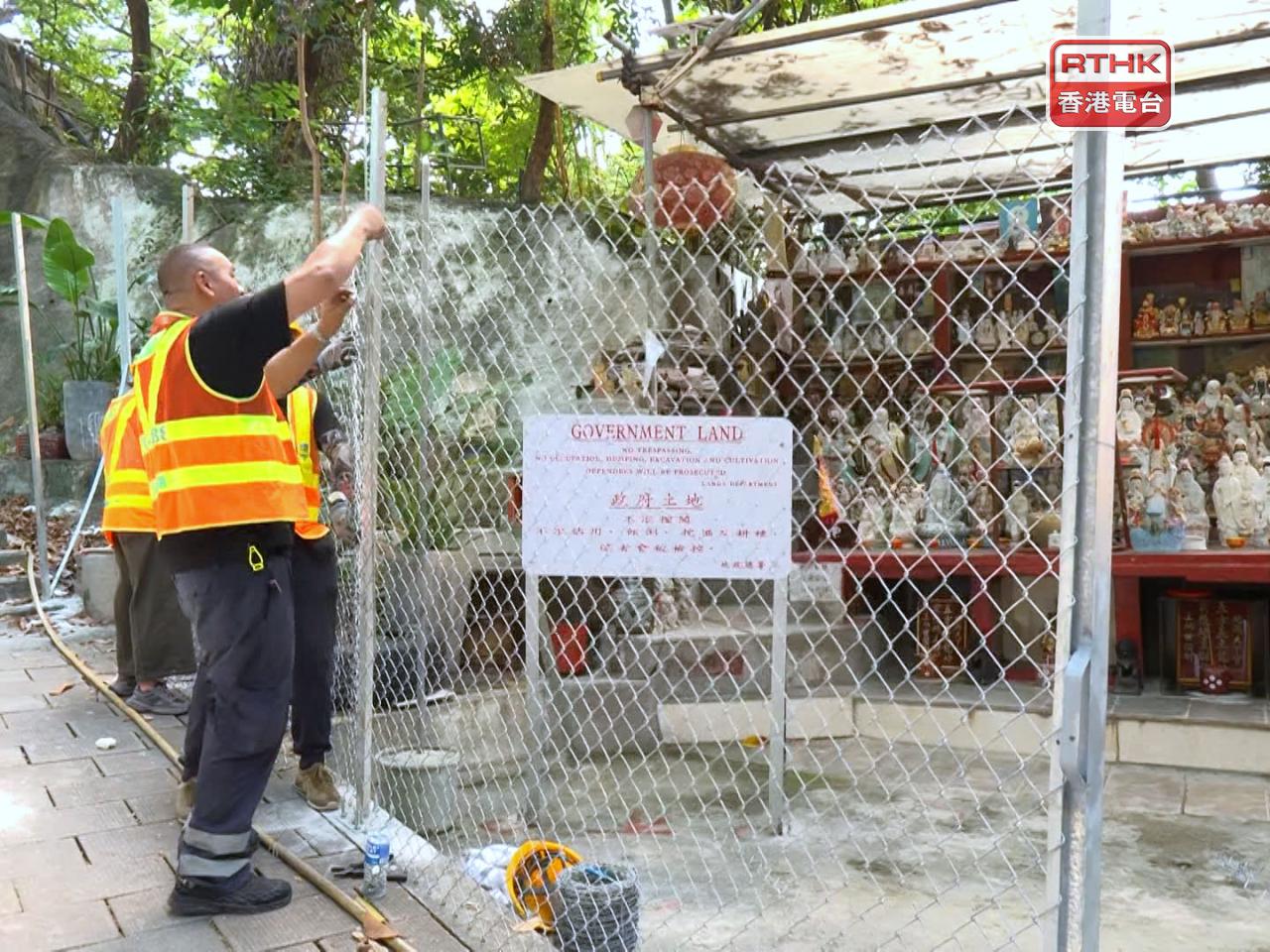深水埗窩仔山現場有健體設施及擺放神像，涉及霸佔官地。（鍾家銘攝）