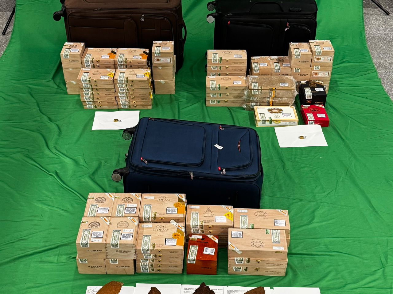 兩名入境女子因管有未完稅煙草及未有向海關申報，違反《應課稅品條例》，昨日在裁判法院分別被判監及罰款。（政府新聞處提供 )