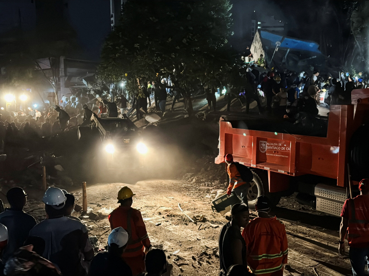 Rescuers search through the night for survivors in Cali. Photo: Reuters