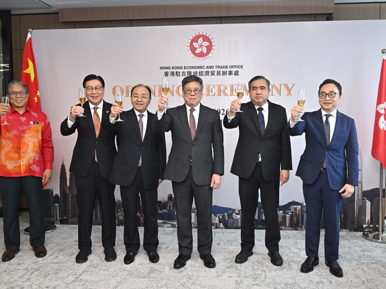 丘應樺（右三）主持香港駐吉隆坡經貿辦的開幕典禮。（政府新聞處）