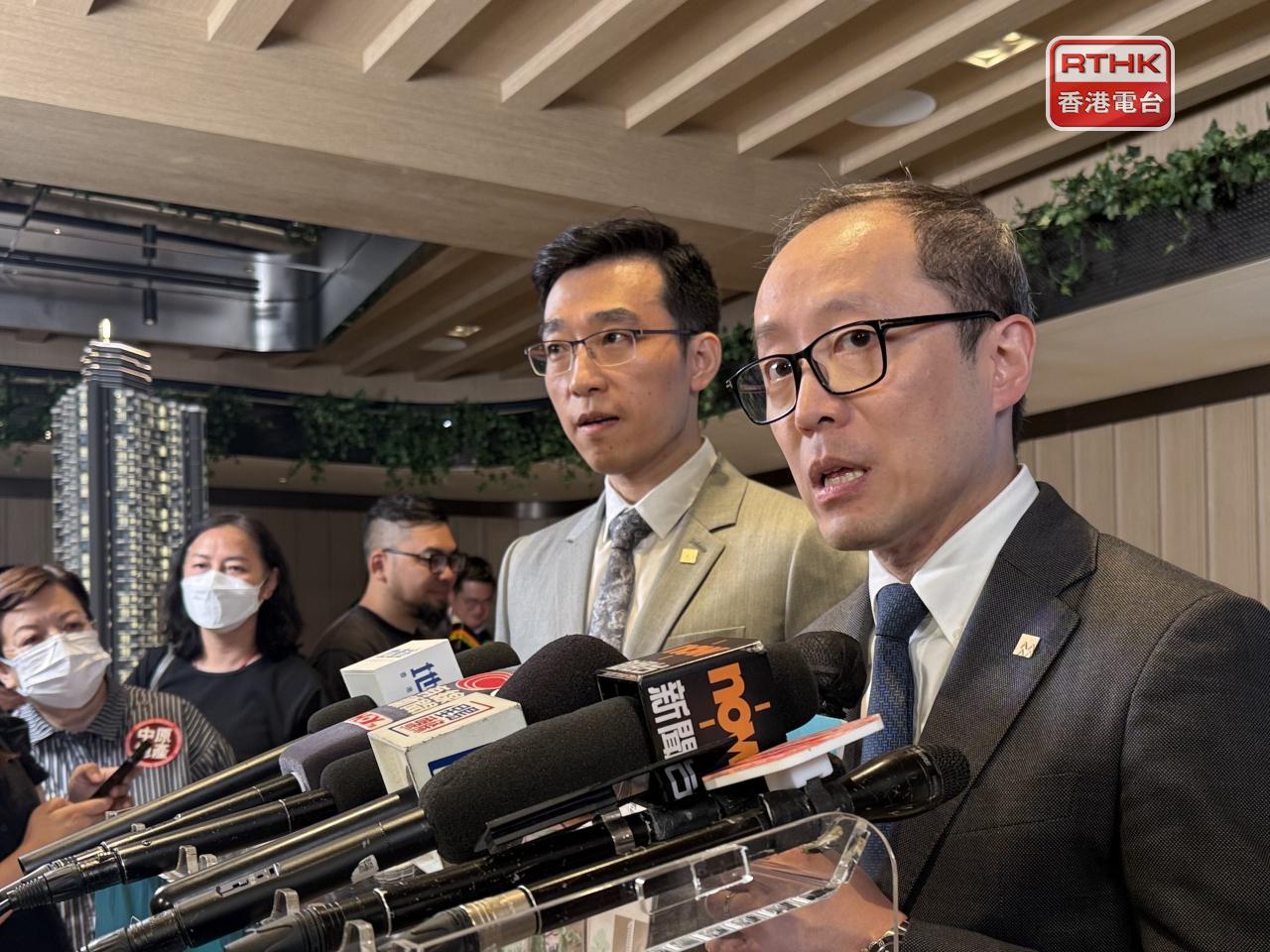 施偉賢稱本港處於相對低息環境，投資、自住、家庭及新來港人士置業需求強勁。（趙嘉駿攝）