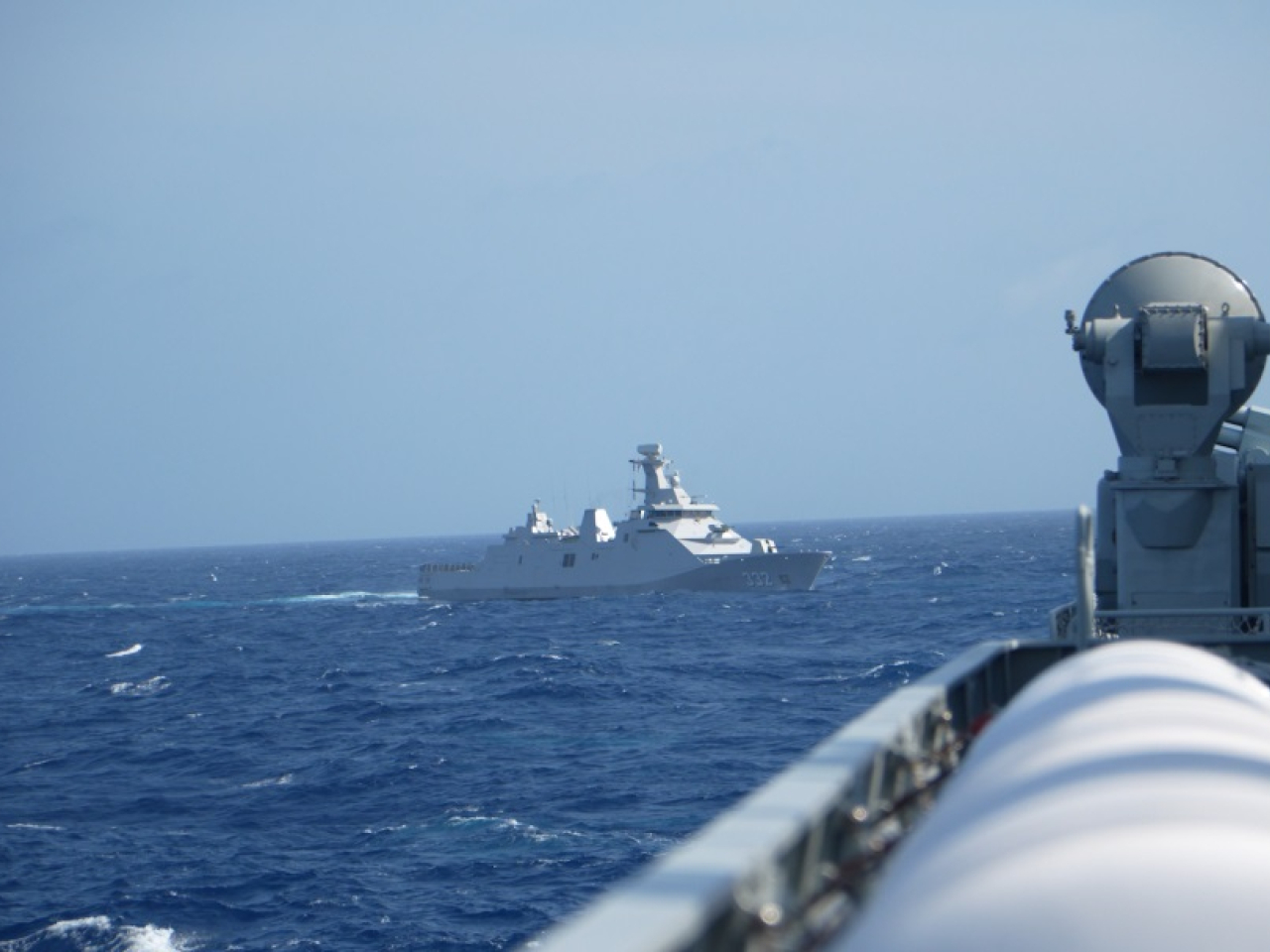 央視新聞報道，中國海軍紅河艦與印尼海軍萊號護衛艦，在台島以東海域圓滿完成通航演練。（央視圖片）