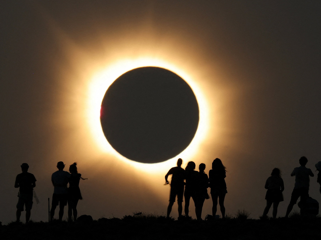 The moon completely covers the sun during a total solar eclipse as seen from the Javalambre Astrophysical Observatory in Arcos de las Salinas in Spain. Photo: Reuters