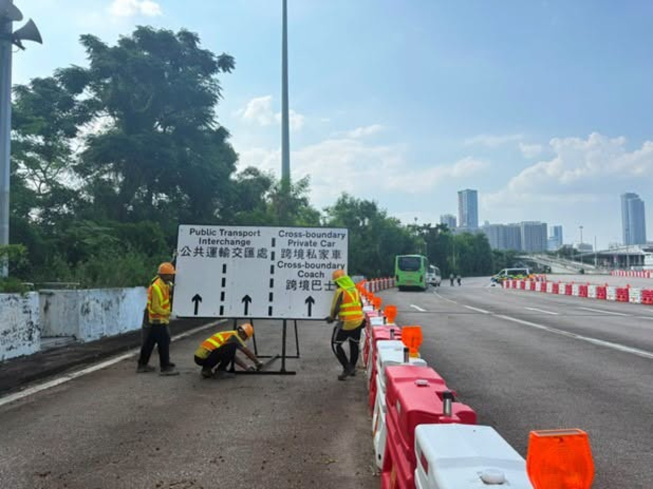 運輸署聯同相關部門檢視落馬洲大橋及周邊道路標誌，確保有足夠和清晰的道路標誌和交通標記指示駕駛者往返口岸。(運輸署FB圖片)