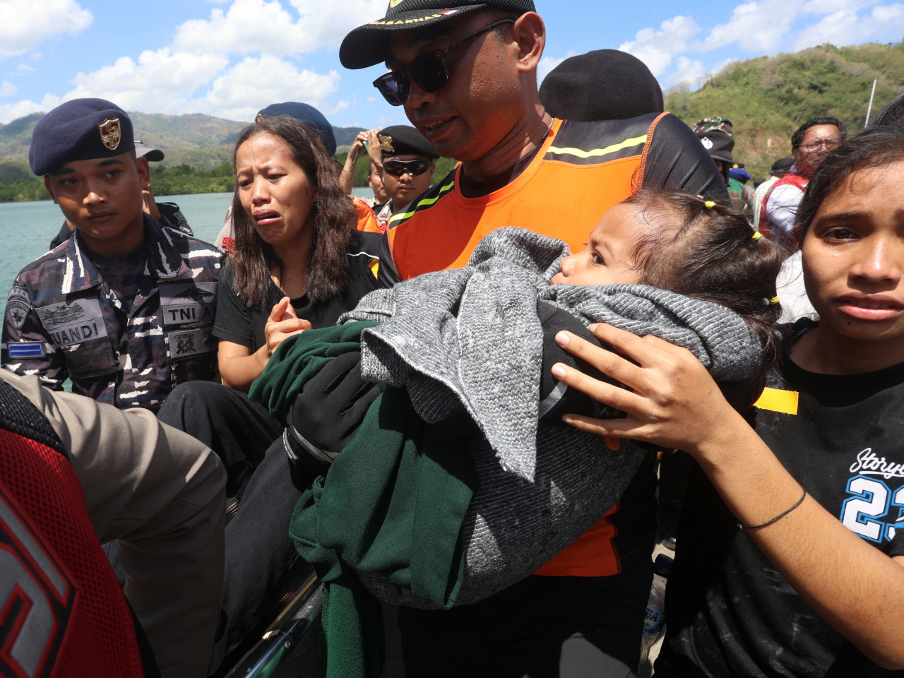 Passengers from Putri Yasmin arrive at a port in Lombok after being rescued. Photo: Reuters