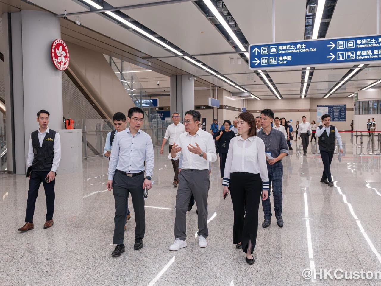 Commissioner Chan Tsz-tat (centre) inspected the new Huanggang port facility on Wednesday. Photo courtesy of Customs facebook page