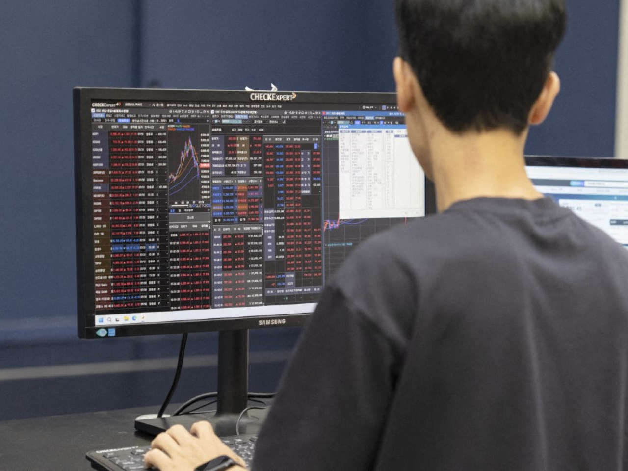 韓國當局要求散戶參與個股槓桿式ETF買賣前，必須完成至少5次模擬交易課程。（法新社資料圖片）