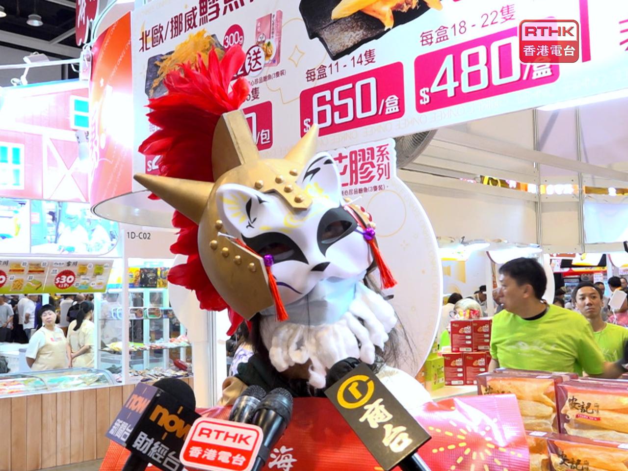海味店舖以遊戲吸引顧客，有市民參與。（陳菀鿋攝）