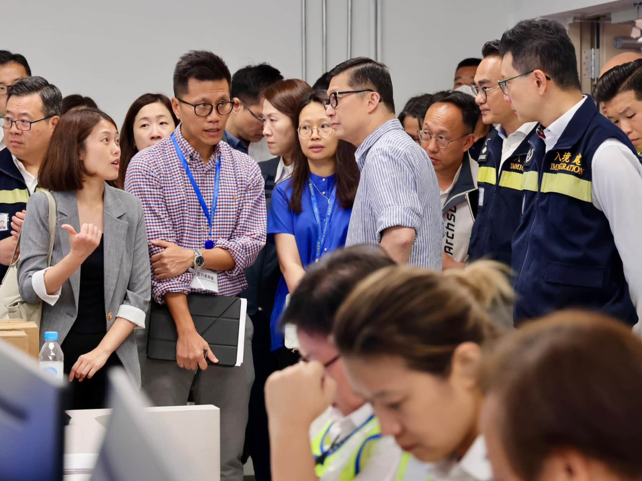 鄧炳強說，跨部門團隊今日在皇崗口岸進行超過1000人參與公共運輸交匯處壓力測試，過程大致順利可控。（鄧炳強社交網站圖片）.
