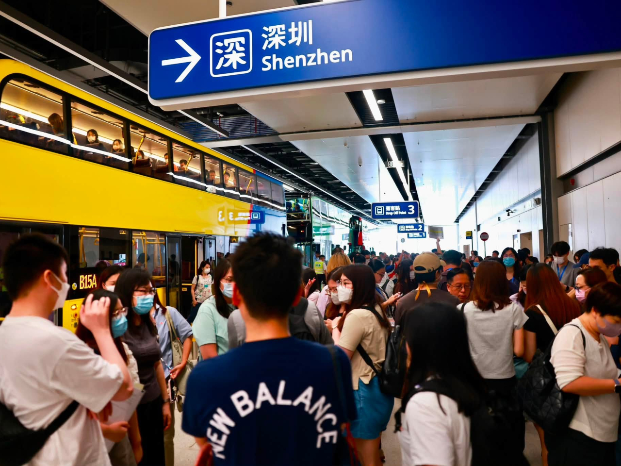 測試期間亦有模擬的士、巴士、小巴同時上落客的情況。（鄧炳強社交網站圖片）