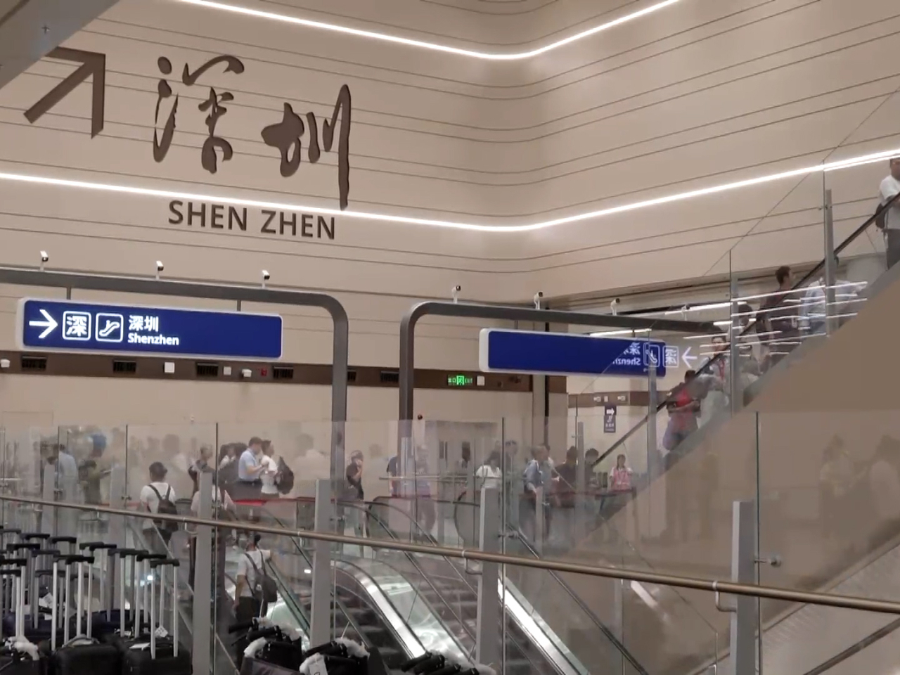 參與演練的人員抵達位於聯檢大樓二樓的公共運輸交匯處，隨後前往五樓離境大堂。（政府新聞處）