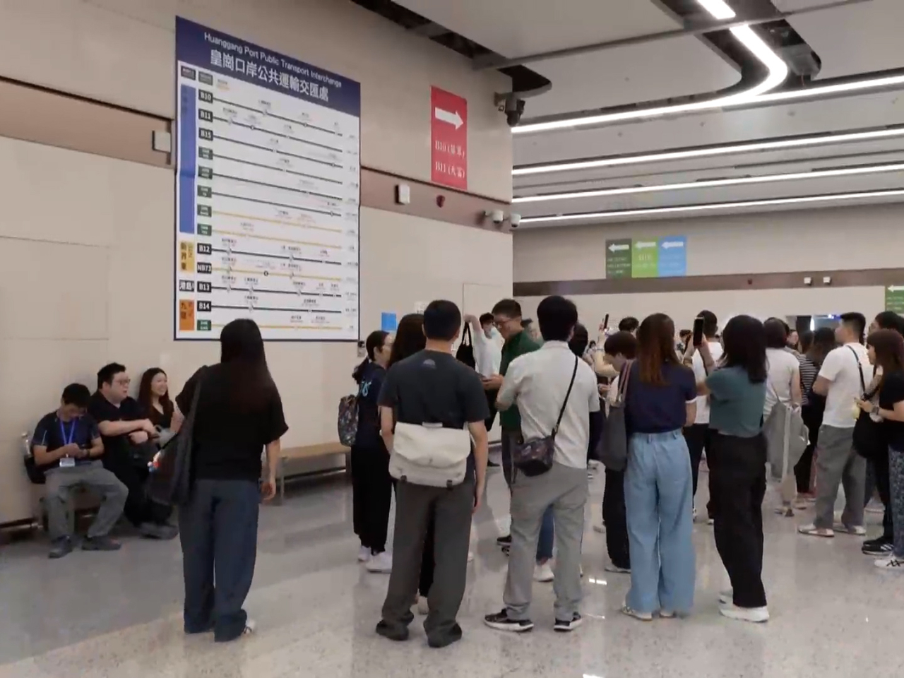 演練的人員與由各公共交通營辦商派出的車輛，進行超過120發車班次的循環測試，以模擬人流和車流進出口岸的情況。（政府新聞處）