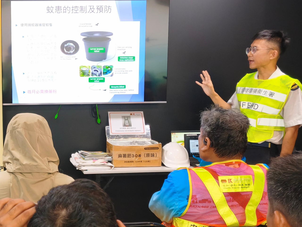 食環署人員在九龍城區一地盤舉辦防治蚊患講座，提高地盤員工防治蚊患的意識。（政府新聞處）