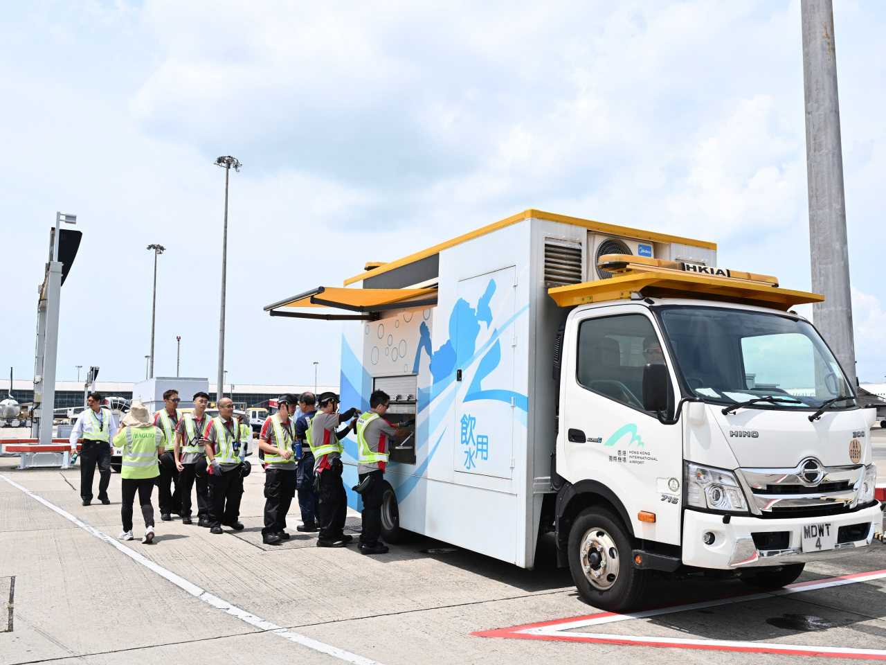 停機坪設置三輛流動水車，每天24小時穿梭超過10個地點為員工供應清涼飲用水。（機管局提供）