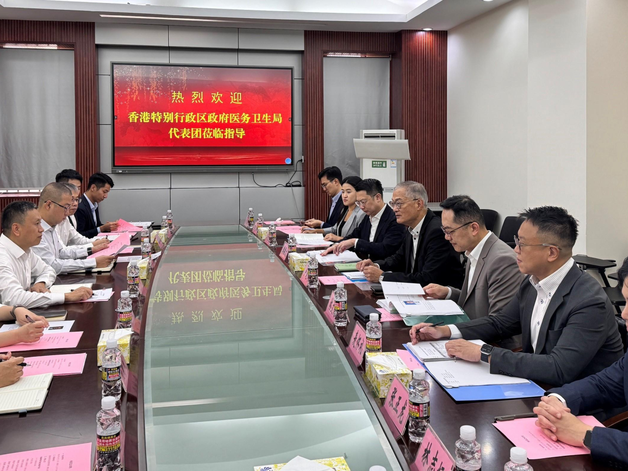 盧寵茂早上與海南省藥品監督管理局副局長王剛會面。(政府新聞處)