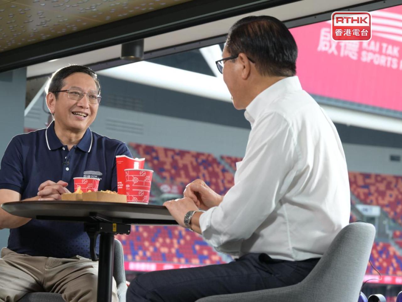 金民豪(左)指啟德體育園贏得今年的全球最佳主場館美譽，印證設施及配套等方面得到世界認可，未來會繼續改造，提升賓客的體驗感。（《廣播道會客室》節目截圖）