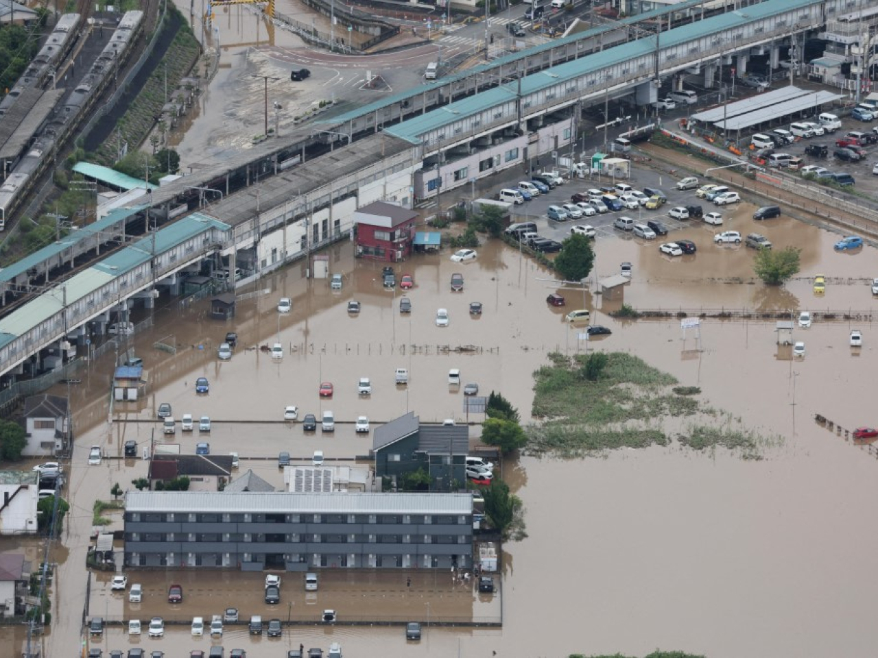 千葉縣因暴雨多處道路嚴重積水。（法新社）