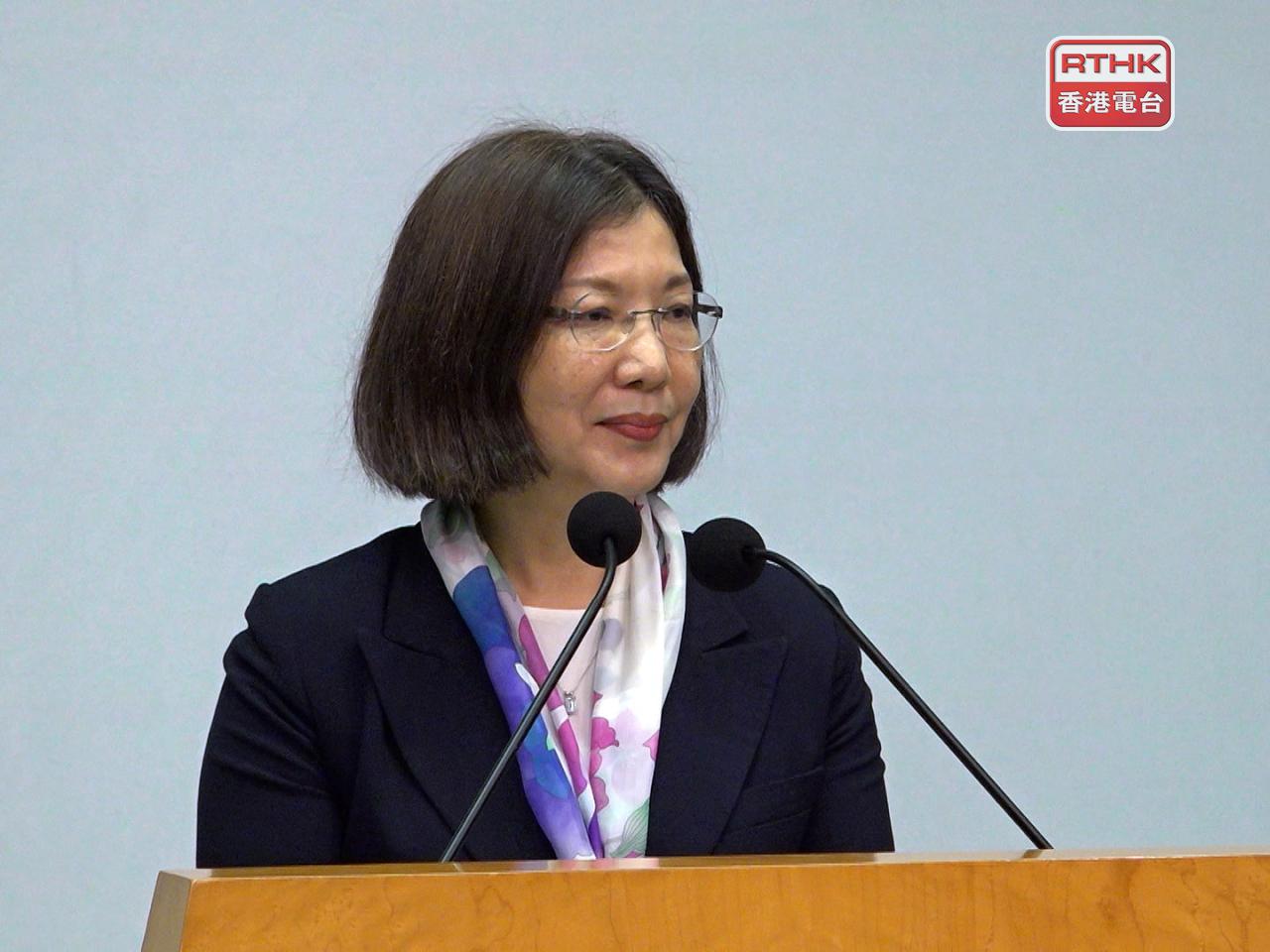 謝小華傍晚約6時在政府總部會見傳媒，總結香港第一個五年規劃的公眾諮詢。（港台圖片）