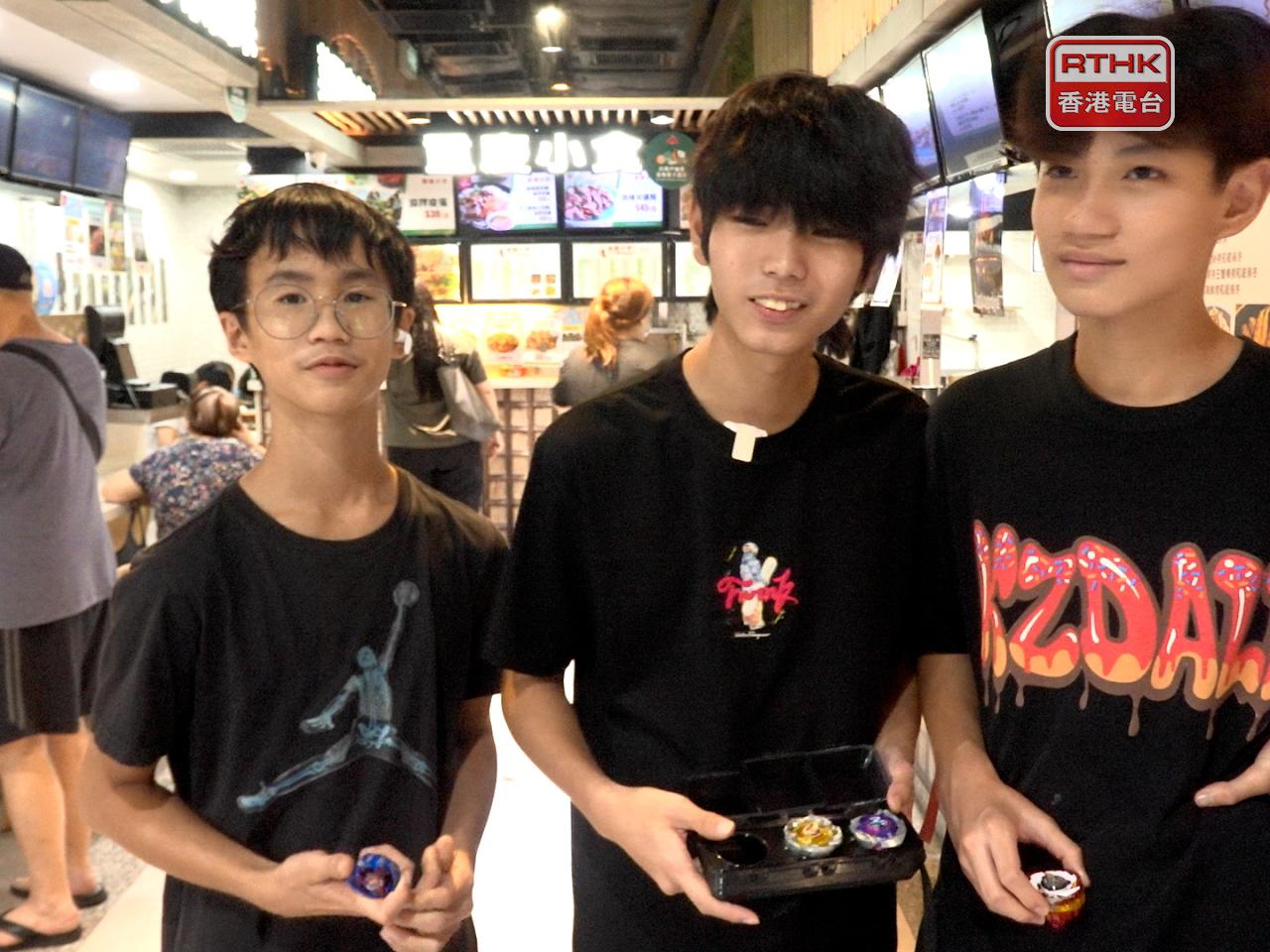 中學生Edwin （左）、Amigo（中）、 Hugo（右）經常到竹園市場參與陀螺活動。（孔令輝攝）