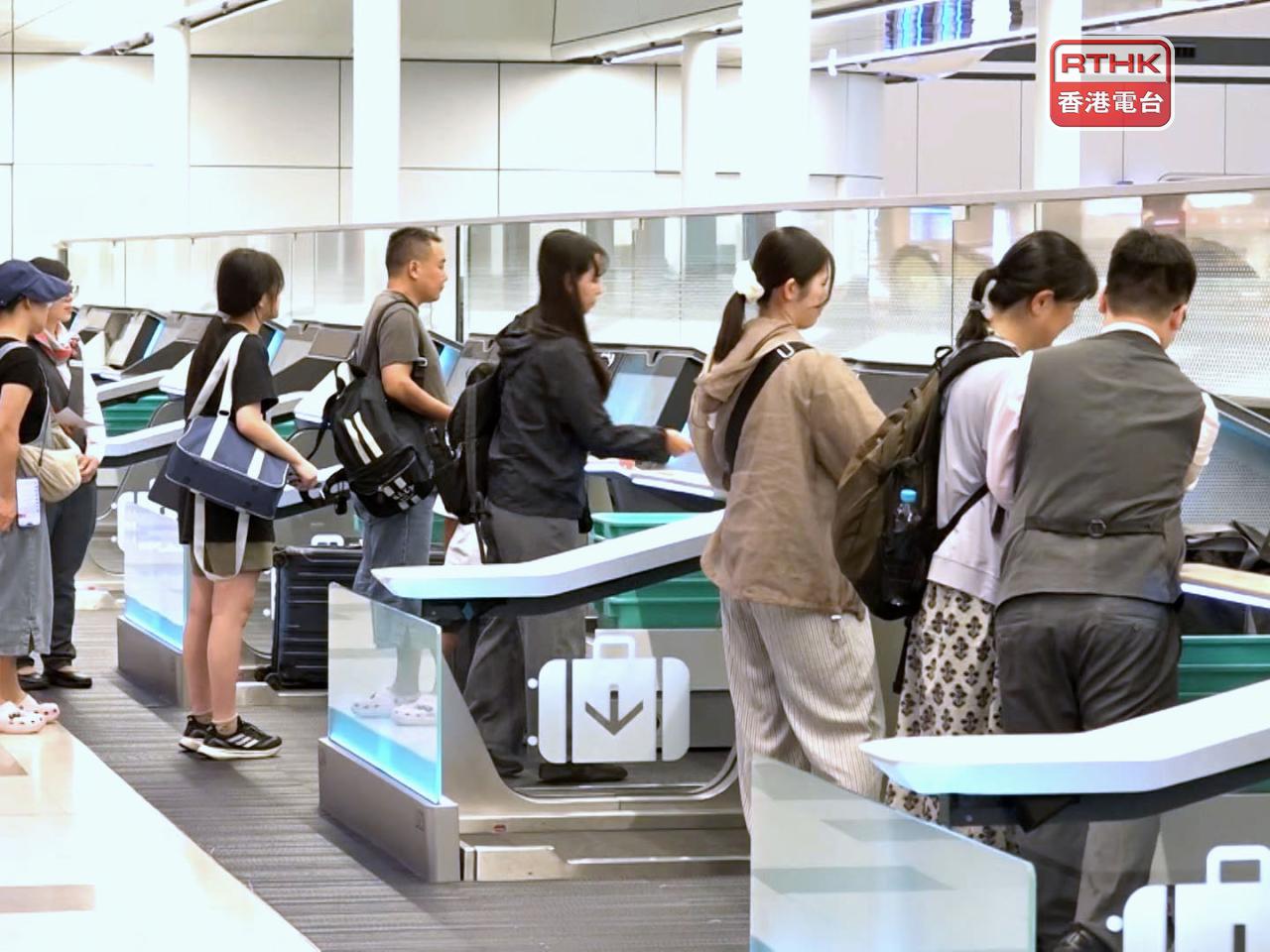 在本港機場，今早有多班航班前往東京成田機場，旅客如常辦理登機手續。（彭冠中攝）