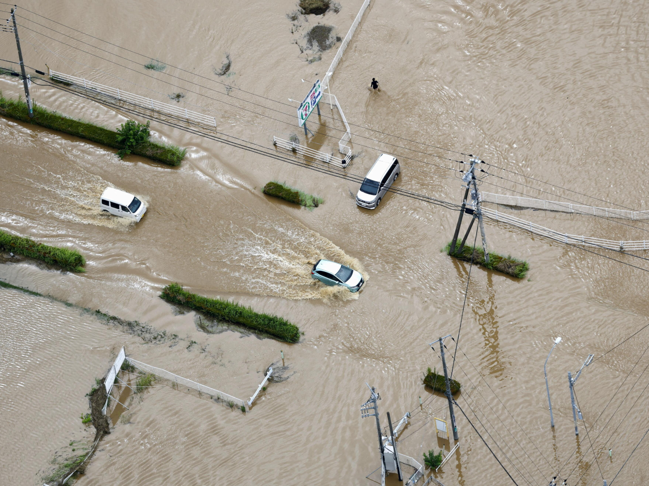 日本關東地區包括東京在內發生暴雨，多處道路積水及發生山泥傾瀉。（路透社）