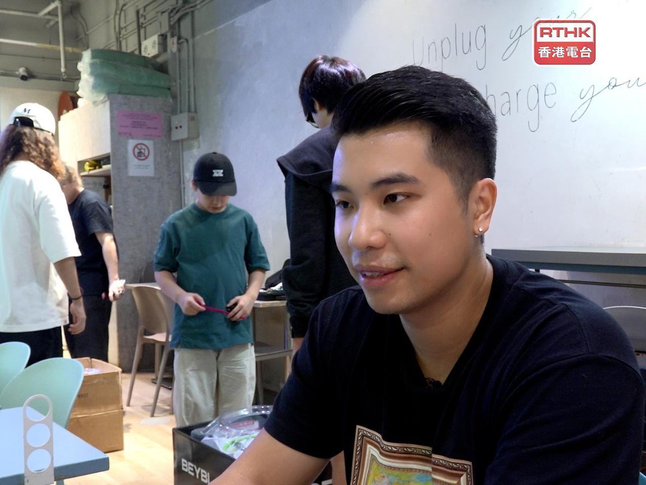 食肆東主唐先生表示，港島區缺乏同類場地，開放店舖作爆旋陀螺對戰區旨在感謝街坊。（孔令輝攝）