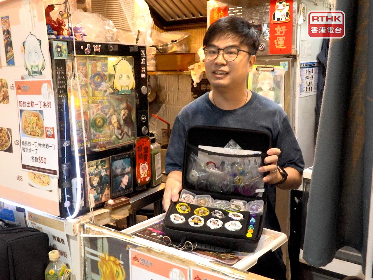 竹園市場小食店老闆薛生收藏的多款陀螺，不時與食客對戰。（孔令輝攝）