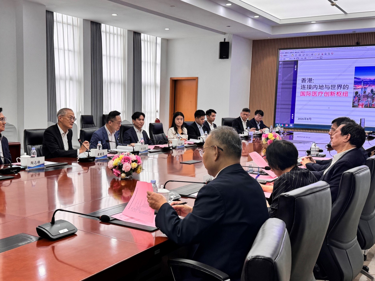 盧寵茂早上與當地一所製藥企業的管理層人員會面。（政府新聞處）