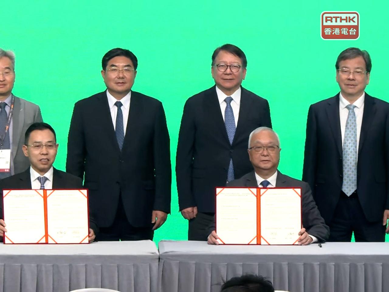 環境及生態局與湖南省、西藏自治區和山東省簽署備忘錄，是特區政府首次與不同省區政府簽署農產品和食品相關的合作文件。（梁禎祥攝）
