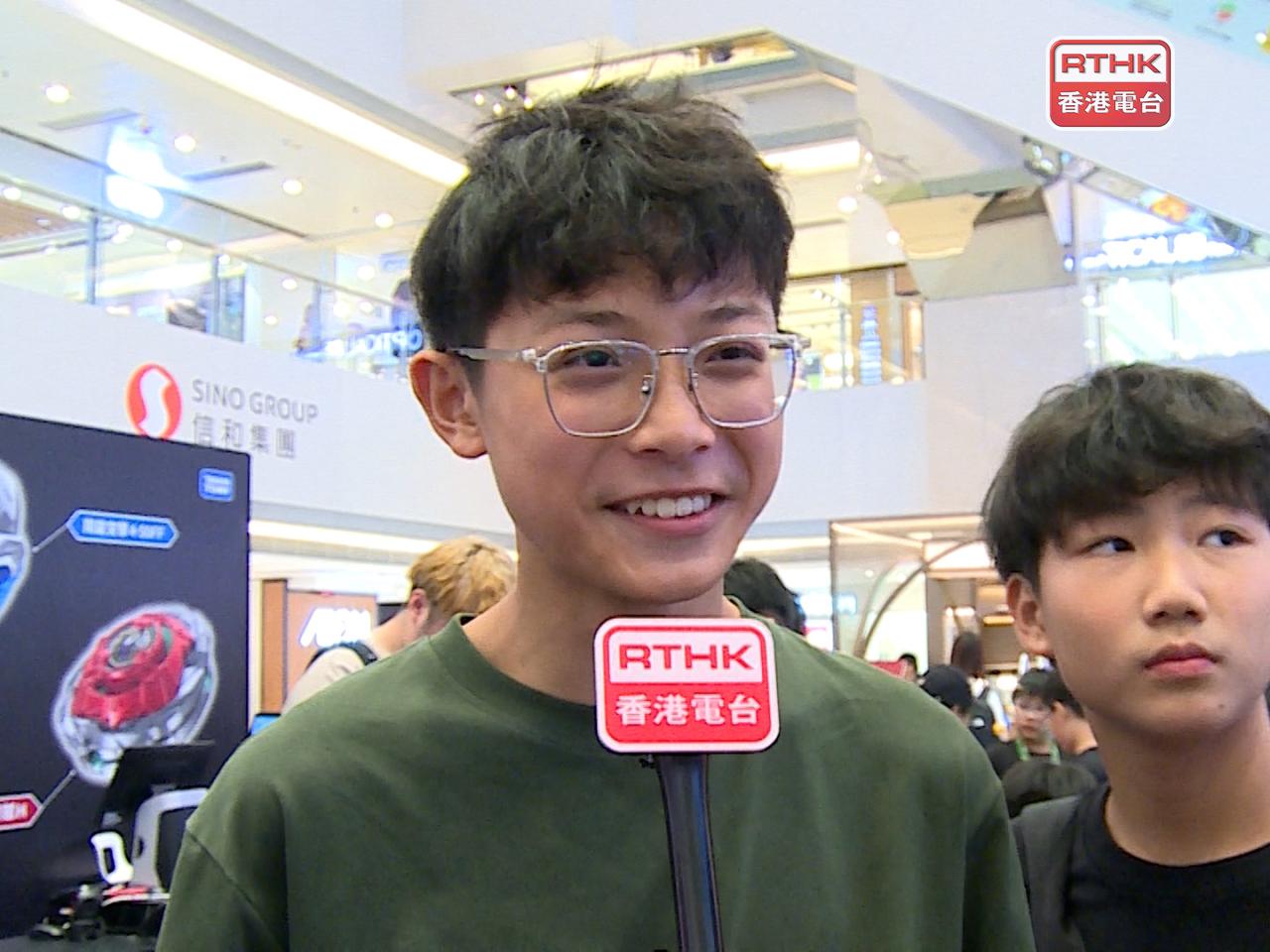 中學生鄧同學表示，在商場玩爆旋陀有冷氣開放，亦可與他人就配置交流。（張連登攝）
