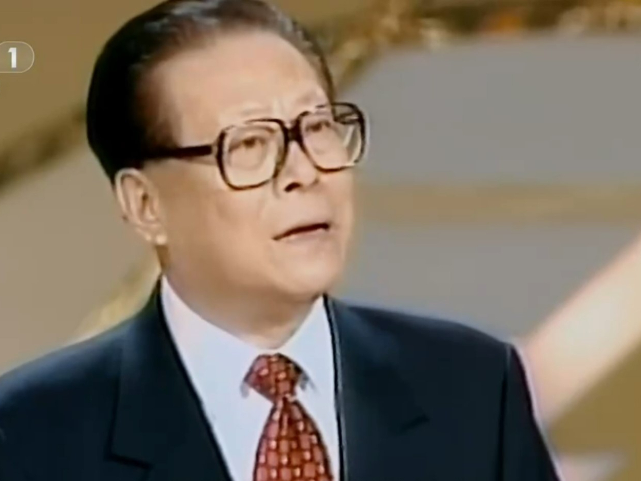紀錄片指出，江澤民早於1996年就提到要做好經濟發展風險的防範工作，97年年初公開提醒要高度關注金融風險。（央視紀錄片截圖）