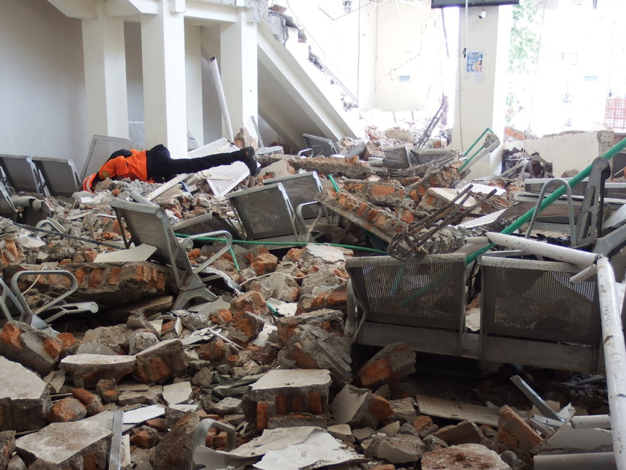 印尼發生7.7級地震以及多次強餘震，已造成至少20人死亡。（法新社）