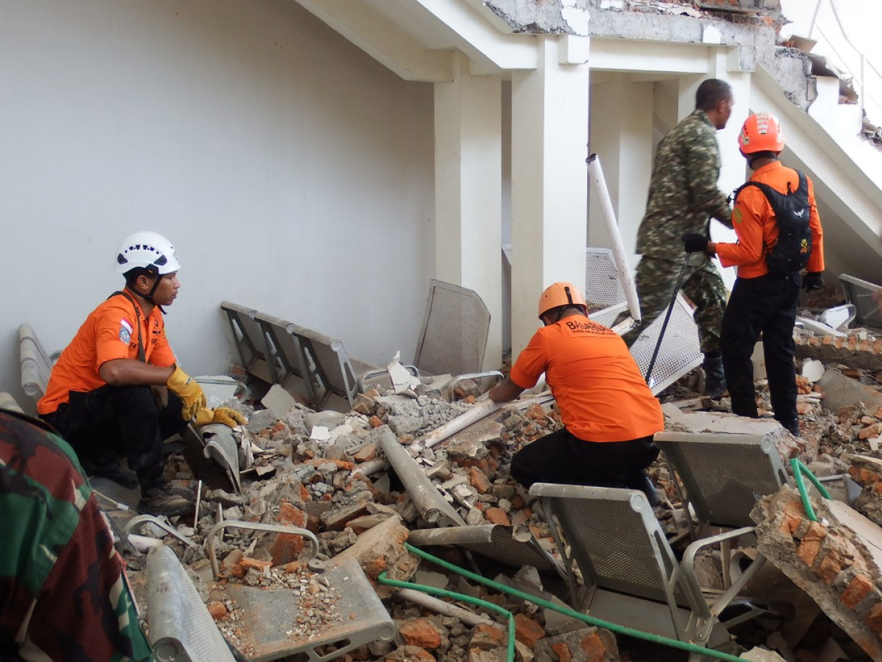 地方官員指多座建築物在地震中受損，部分道路因山泥傾瀉中斷。（法新社）