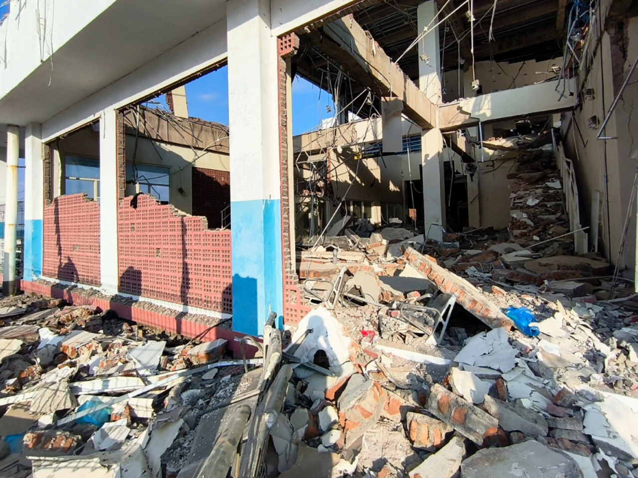 印尼當局指海嘯預警雖已解除，但持續餘震及建築物倒塌等次生災害，仍然是當地主要風險。（路透社）