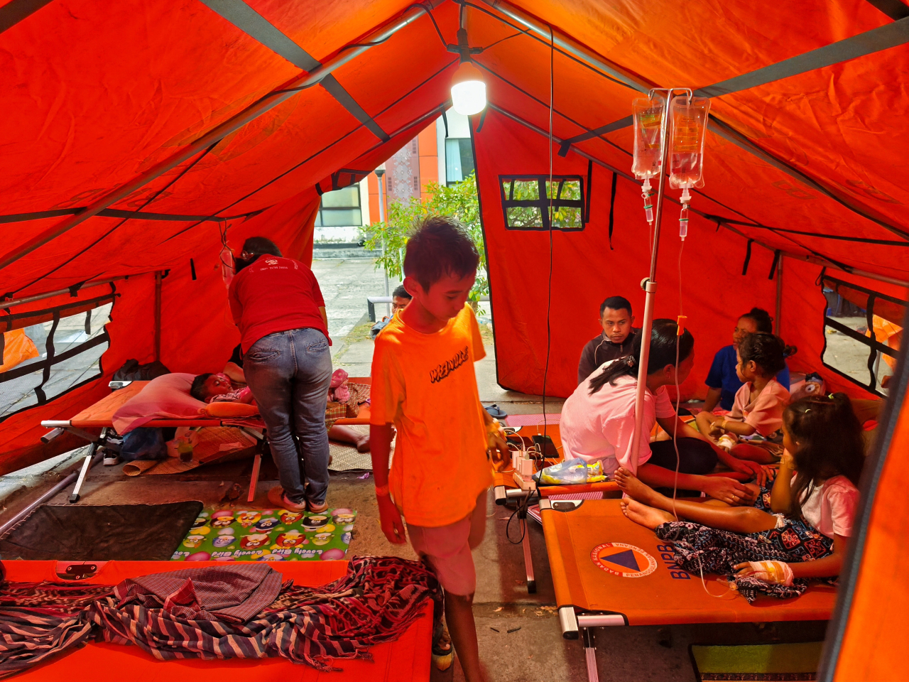 People receive treatment at a regional hospital following an earthquake in Maumere, East Nusa Tenggara province, Indonesia. Photo: Reuters