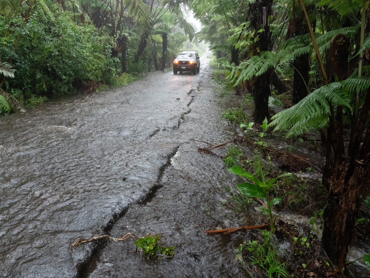官員警告，整個周末都可能出現破壞性大風、暴雨、突發洪水和危險巨浪。(法新社資料圖片)
