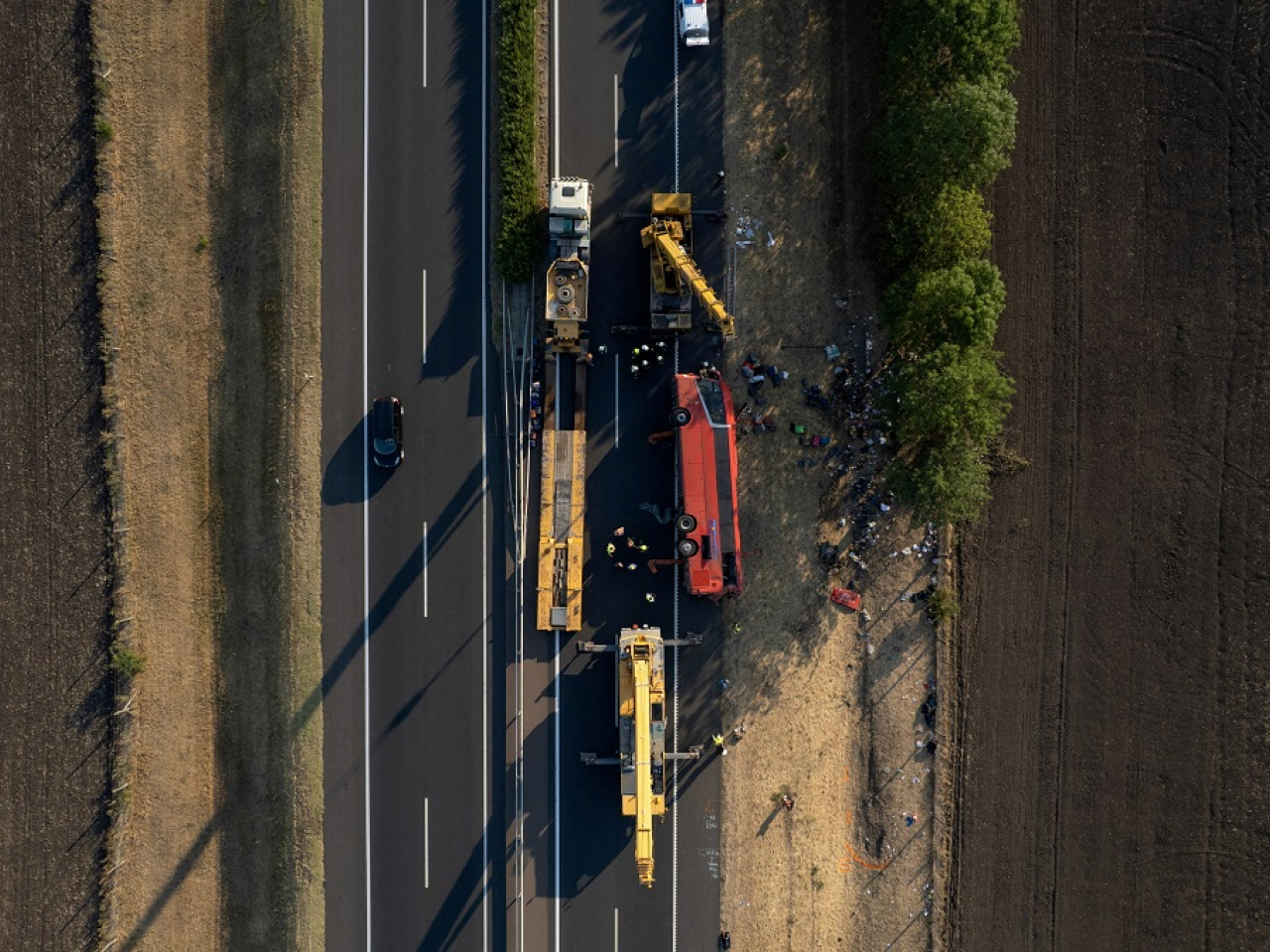翻側在匈牙利高速公路上的客運大巴。（路透社）