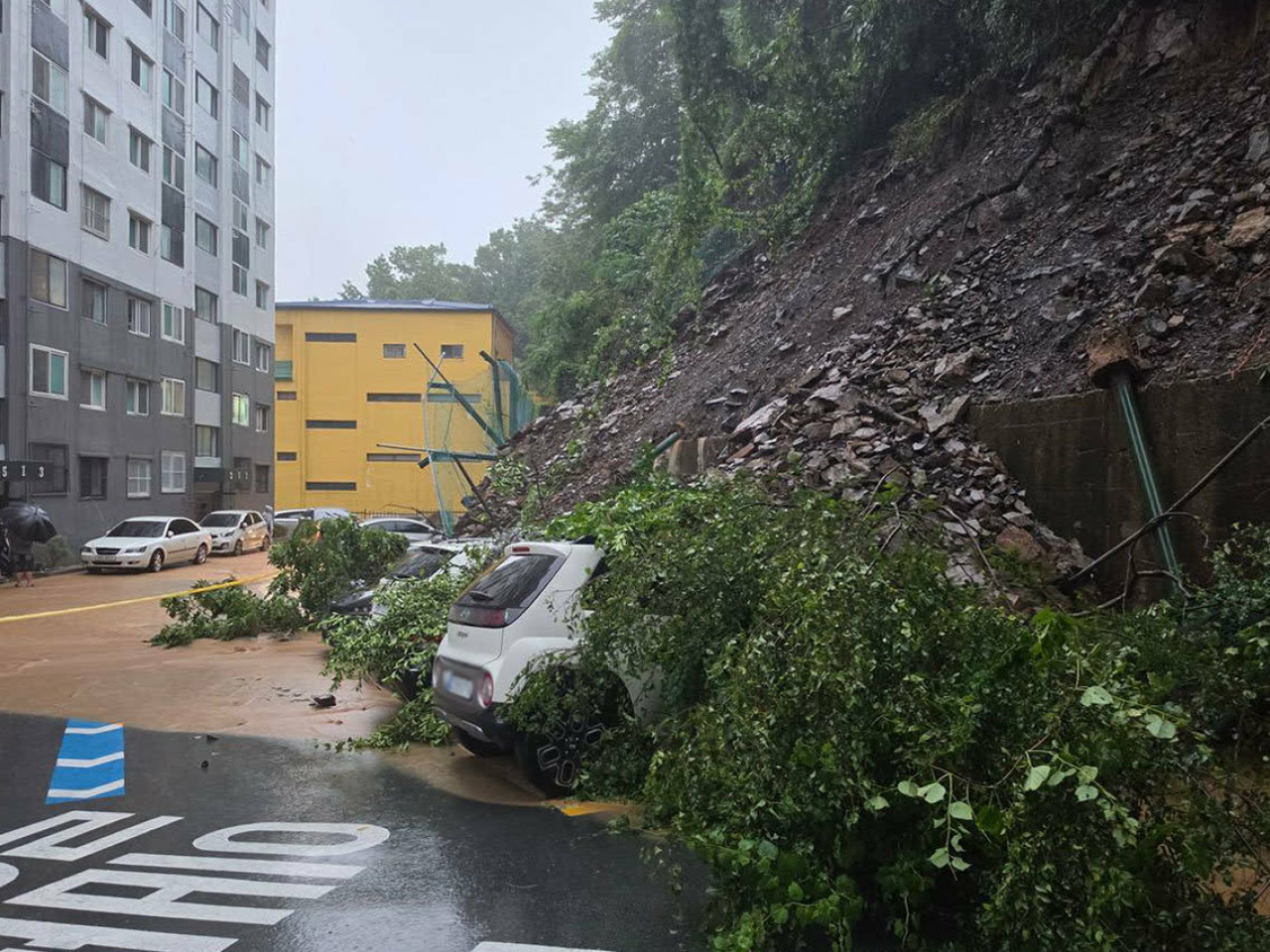 報道指，巨濟市近日落大雨，由星期日晚至今日凌晨，當地雨量超過400毫米，多處傳出災情。（央視新聞圖片）