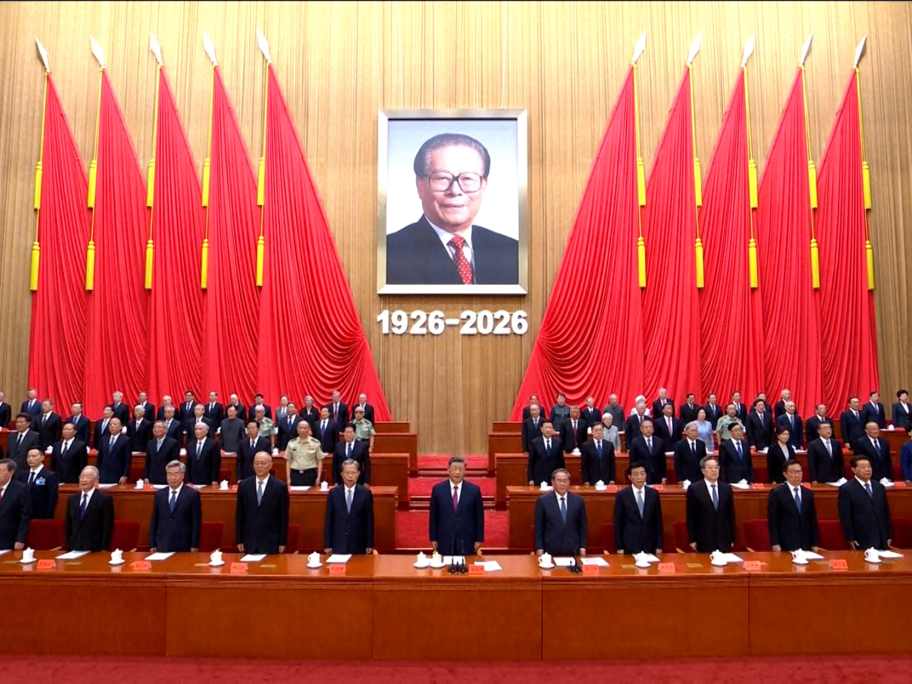 習近平引用江澤民創作的詩句「歷盡天華成此景、人間萬事出艱辛」，表示全黨、全軍、全國各族人民要更加緊密團結在黨中央周圍。（央視）