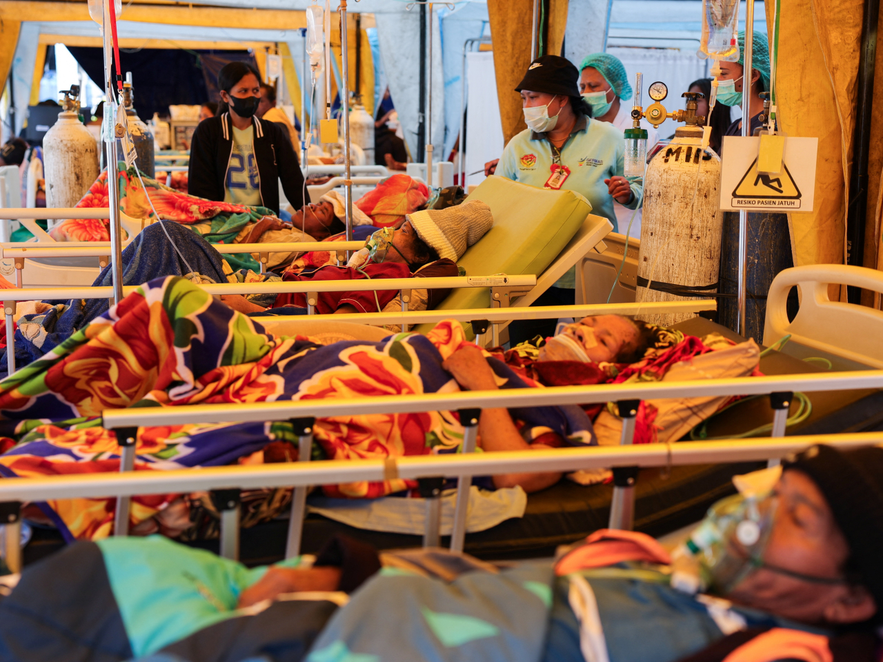 A regional hospital in Ruteng, East Nusa Tenggara, is forced to treat patients in tents in the wake of the quake. Photo: Reuters