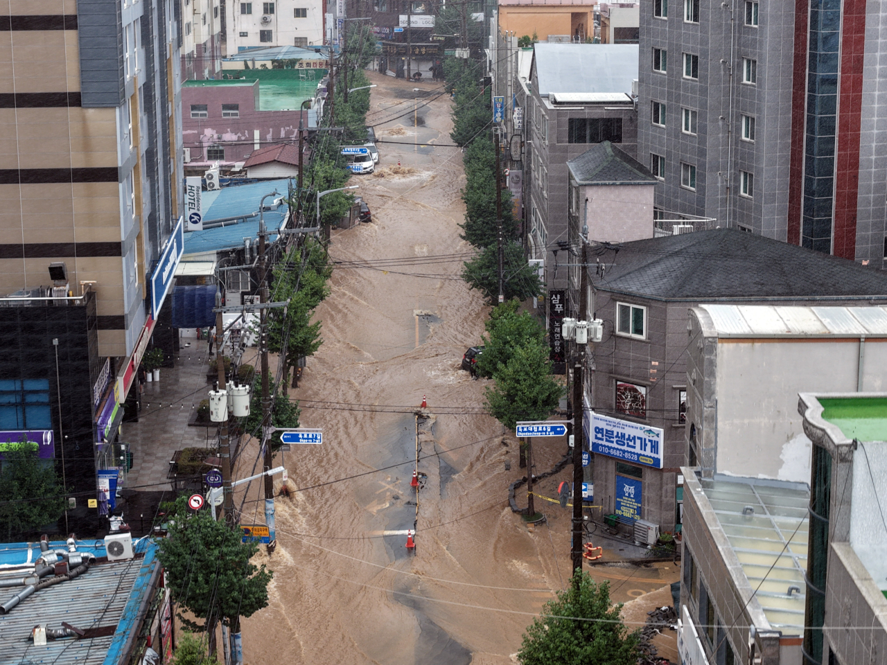 巨濟市受強降雨影響，多處水浸。（路透社）