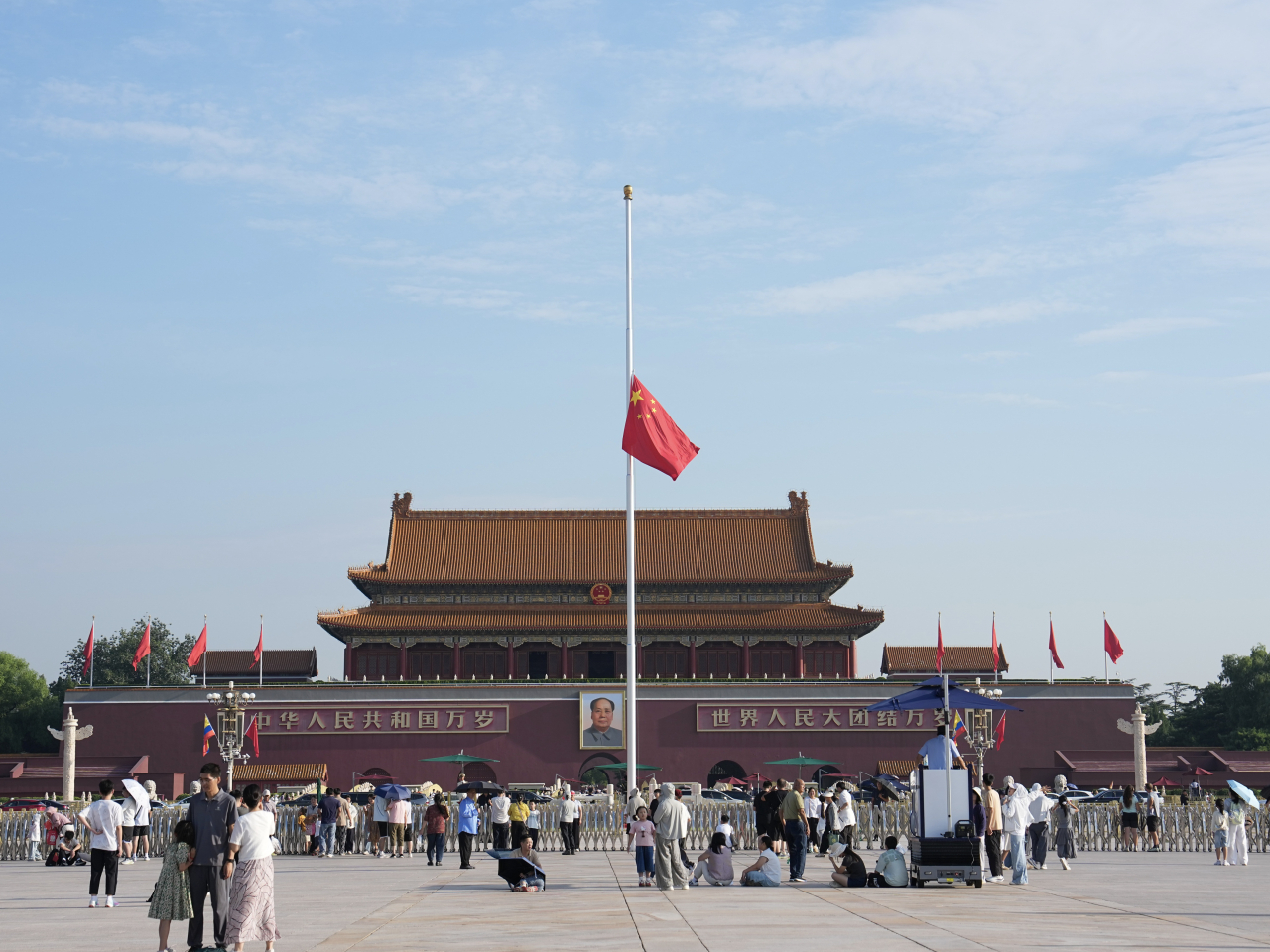 為悼念朱鎔基，首都天安門下半旗誌哀。（新華社）