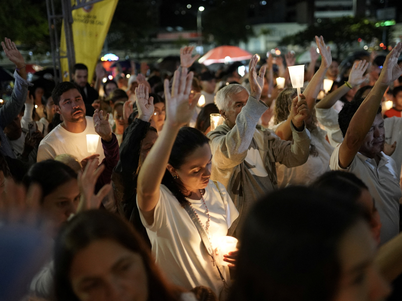 Colombians in Cali attend a candlelight vigil in memory of the victims of the August 10 earthquake. Photo: Reuters
