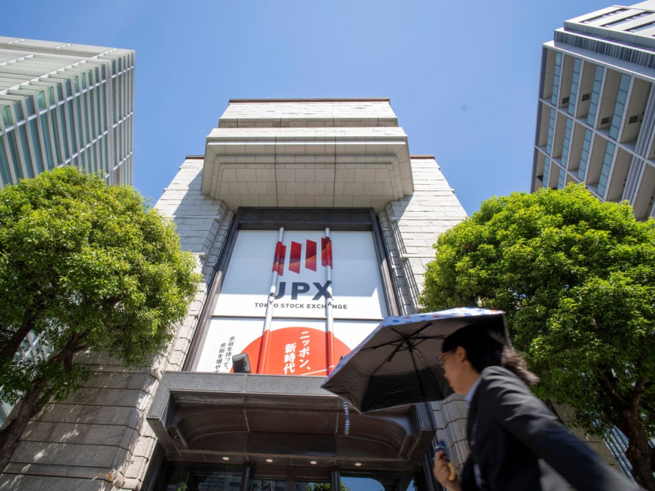 日經平均指數上午收市報68098點，跌1121點，跌幅1.62%。（法新社資料圖片）