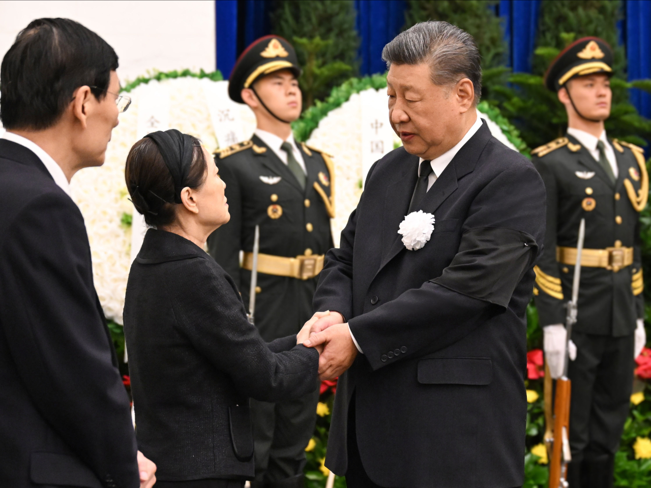 President Xi Jinping offers his condolences to the late former premier Zhu Rongji's family. Photo: Xinhua
