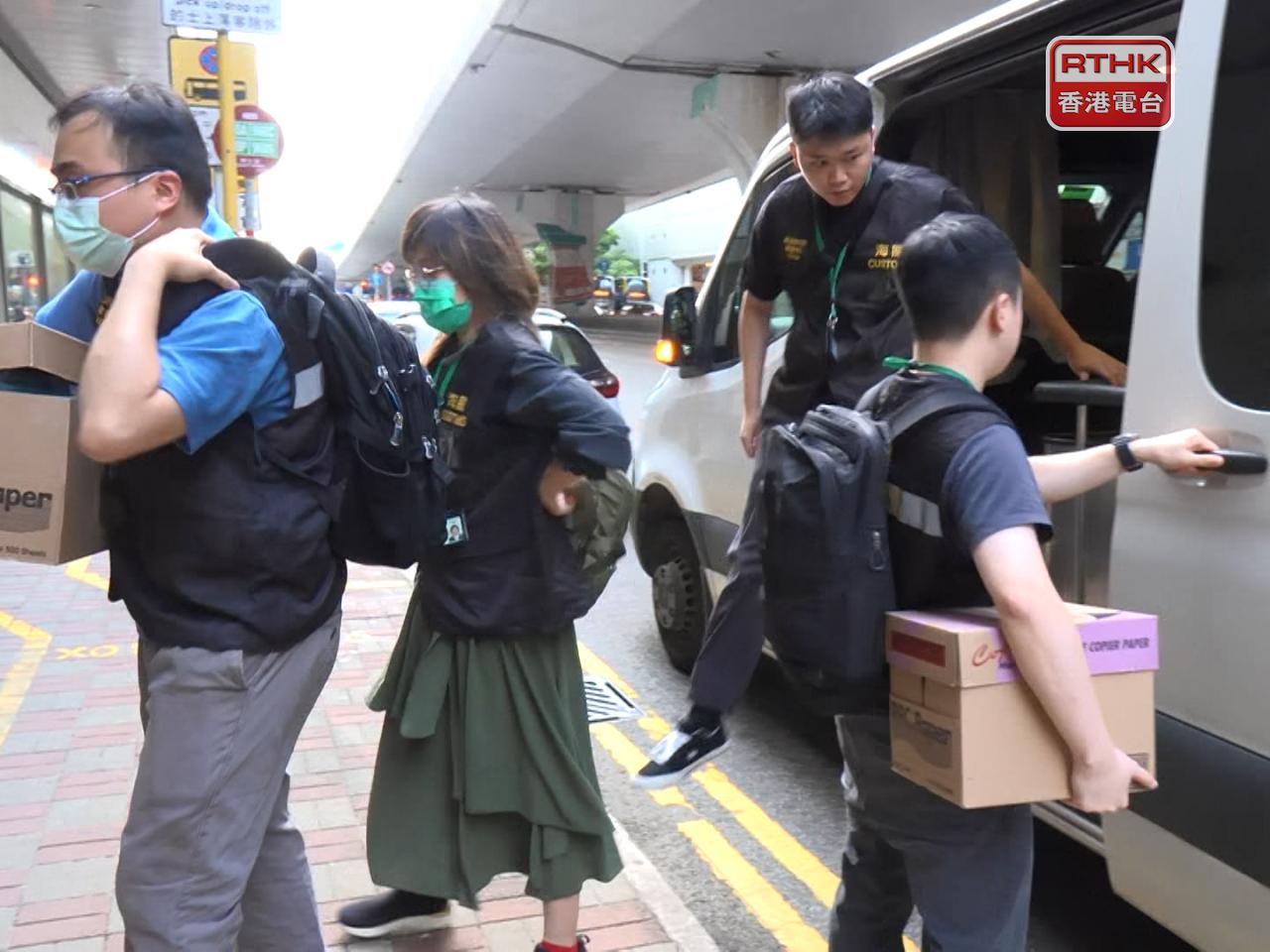 海關到涉事美容公司的主要營運地址搜證。（鍾家銘攝）