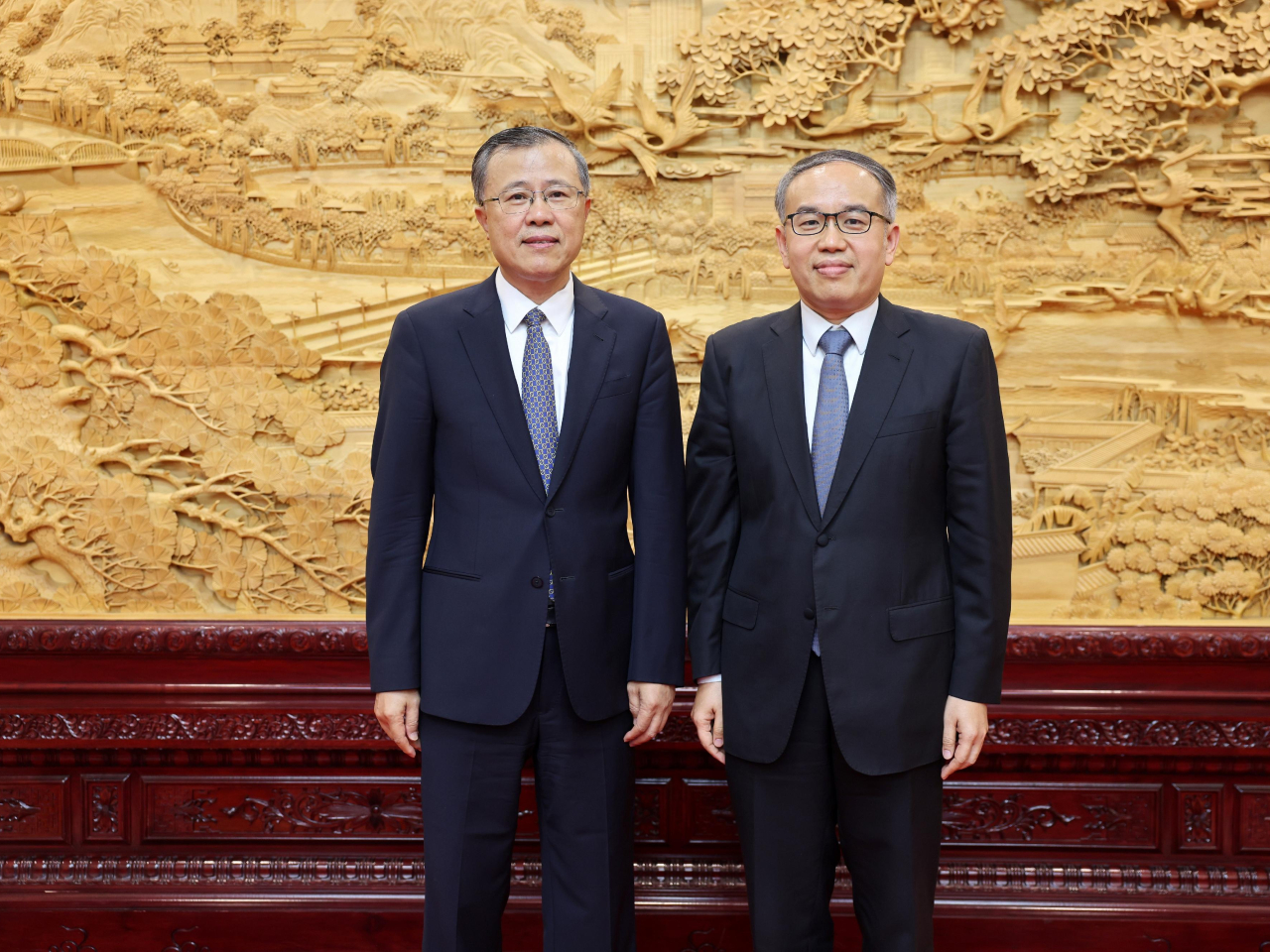 許正宇（右）到訪國家金融監督管理總局，與副局長肖遠企（左）會面。（財庫局提供）